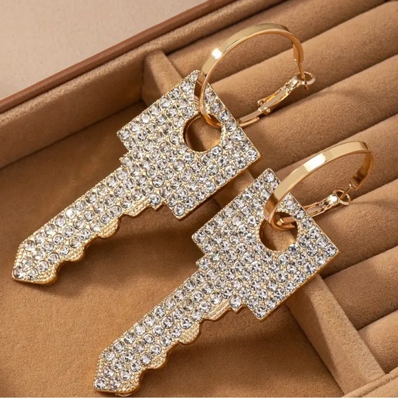 🆕 Chic Boho-Inspired Large Key Dangle Earrings with Sparkling Rhinestones - Picture 5 of 5